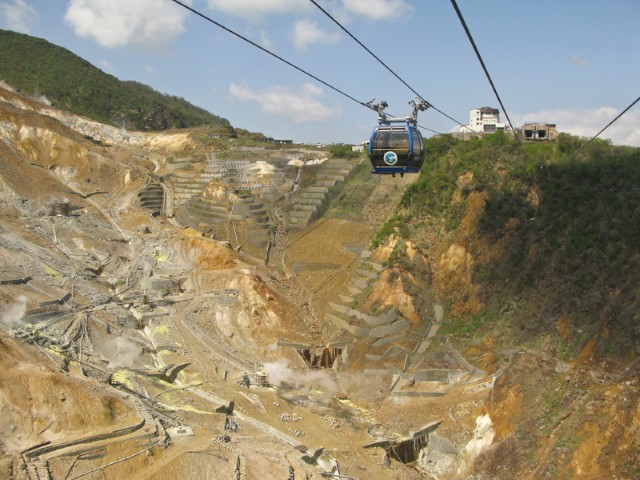 Cable car ride up to Owakudani